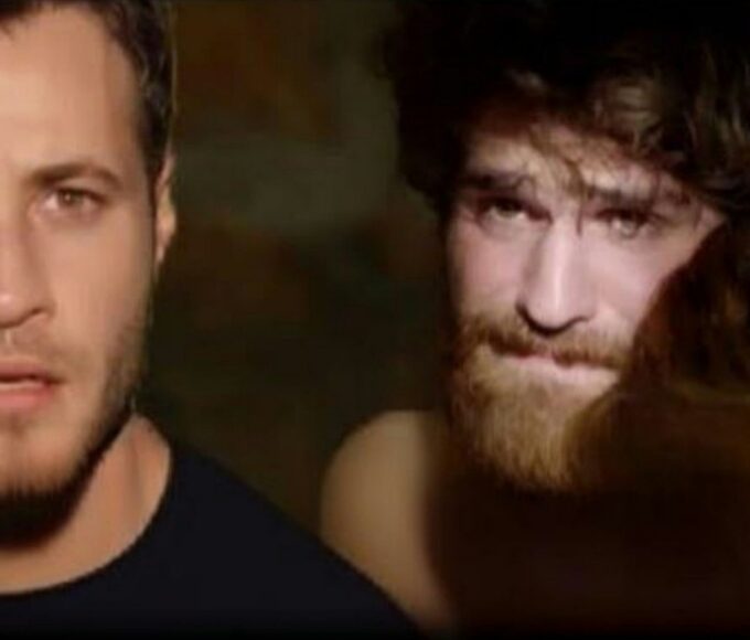 Cemre e Nedim fogem de carro, olhando assustados, em cena tensa da novela Cruel Istambul exibida pela Band.