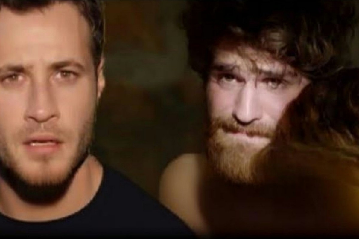 Cemre e Nedim fogem de carro, olhando assustados, em cena tensa da novela Cruel Istambul exibida pela Band.