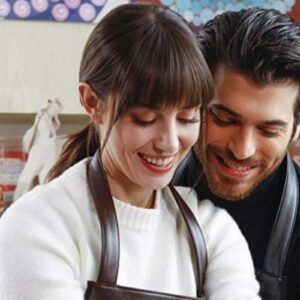 Can Yaman e Özge Gürel em cena romântica da novela turca Dolunay, sucesso no Globoplay em 2025.