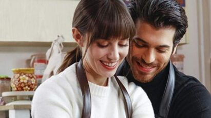 Can Yaman e Özge Gürel em cena romântica da novela turca Dolunay, sucesso no Globoplay em 2025.