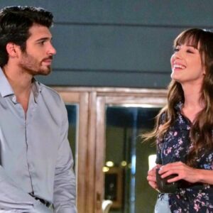 Ferit propõe casamento a Nazli em cena emocionante da novela Dolunay, disponível no Globoplay.