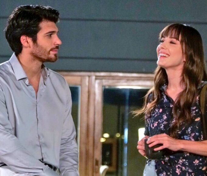 Ferit propõe casamento a Nazli em cena emocionante da novela Dolunay, disponível no Globoplay.