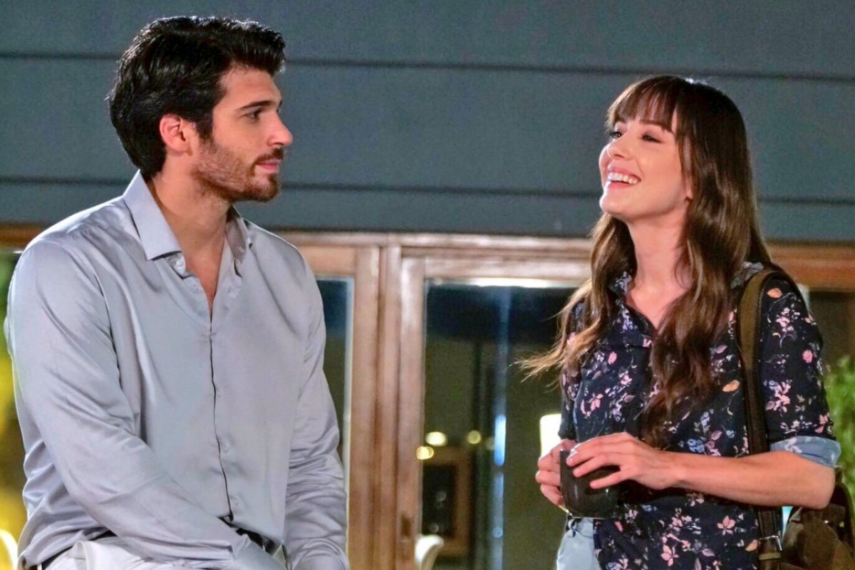 Ferit propõe casamento a Nazli em cena emocionante da novela Dolunay, disponível no Globoplay.