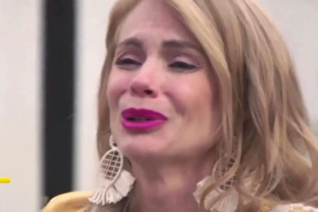 Érica chora à beira-mar em sua cena final na novela A Mar, do SBT