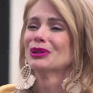 Érica chora à beira-mar em sua cena final na novela A Mar, do SBT