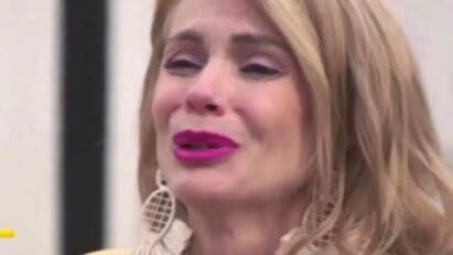 Érica chora à beira-mar em sua cena final na novela A Mar, do SBT