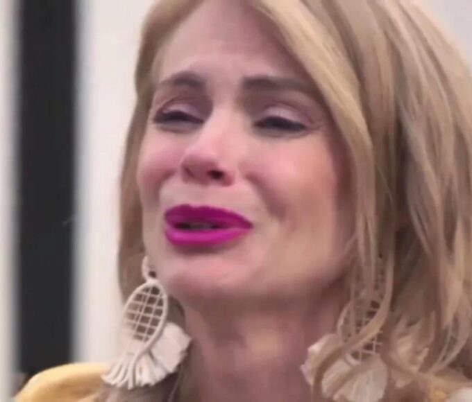 Érica chora à beira-mar em sua cena final na novela A Mar, do SBT