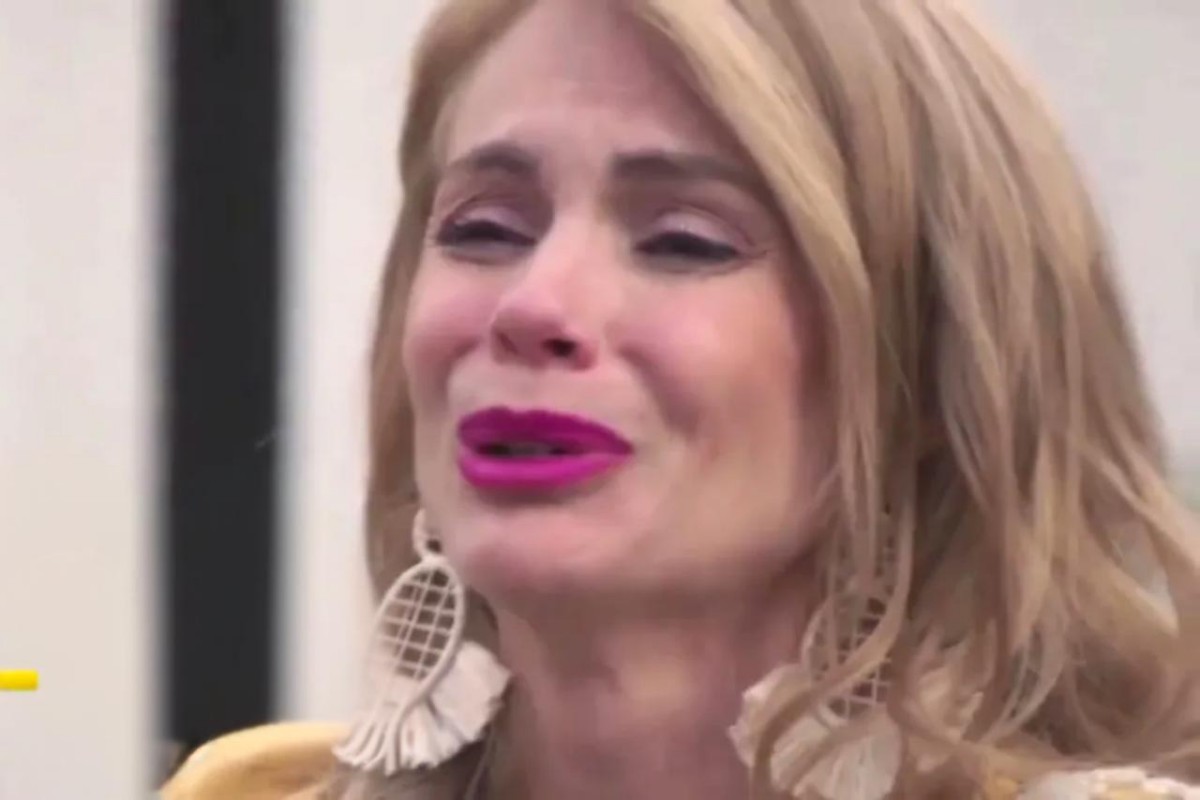 Érica chora à beira-mar em sua cena final na novela A Mar, do SBT