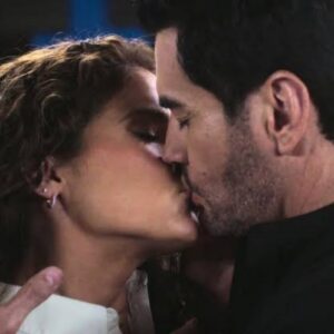 Estrela e Fabián trocam o primeiro beijo em cena romântica da novela Amar, exibida pelo SBT.