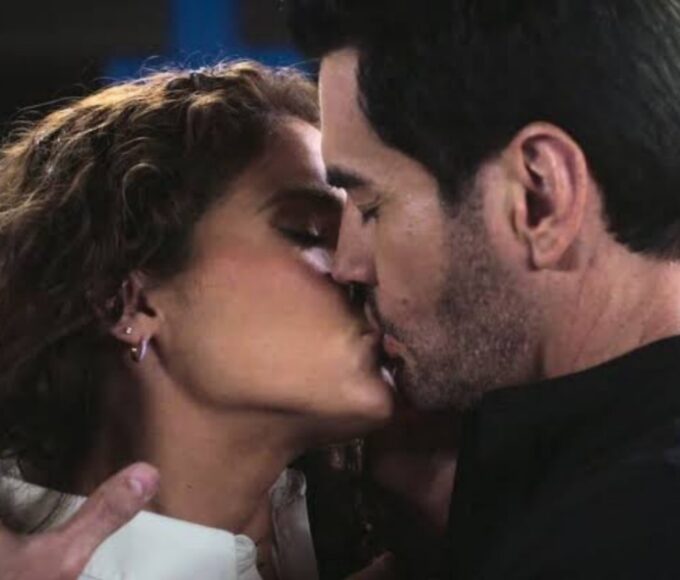 Estrela e Fabián trocam o primeiro beijo em cena romântica da novela Amar, exibida pelo SBT.