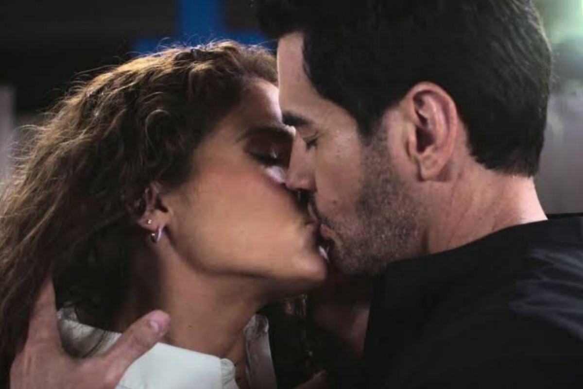 Estrela e Fabián trocam o primeiro beijo em cena romântica da novela Amar, exibida pelo SBT.