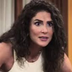 Estrella (Eva Cedeño) preocupada com os rumores espalhados por Érika em A.Mar, novela do SBT.