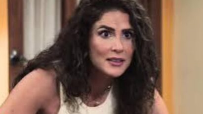 Estrella (Eva Cedeño) preocupada com os rumores espalhados por Érika em A.Mar, novela do SBT.