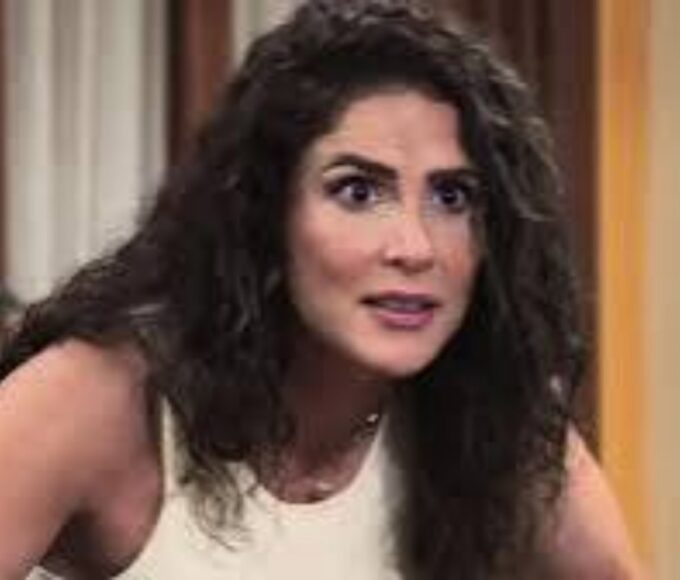 Estrella (Eva Cedeño) preocupada com os rumores espalhados por Érika em A.Mar, novela do SBT.
