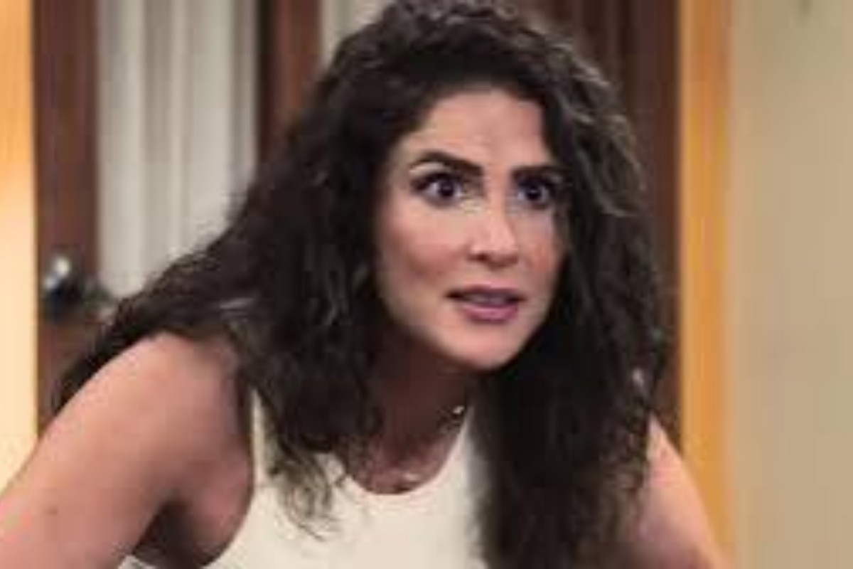 Estrella (Eva Cedeño) preocupada com os rumores espalhados por Érika em A.Mar, novela do SBT.