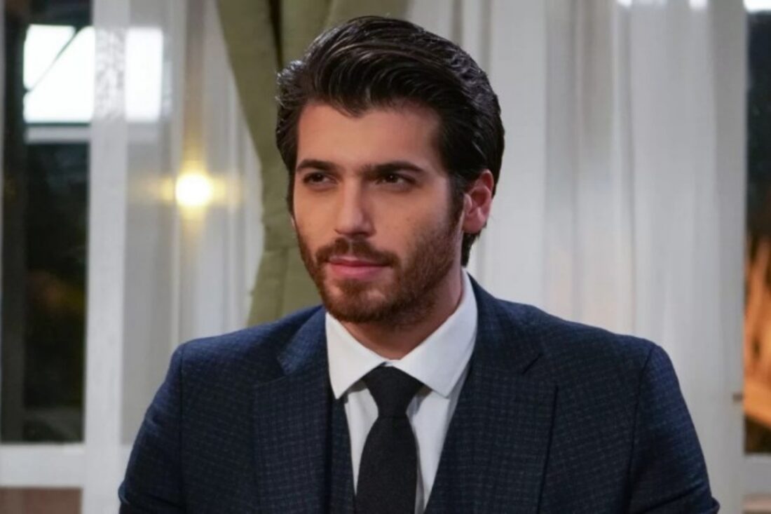 Ferit confronta Nazli em cena de tensão da novela Dolunay, disponível no Globoplay.