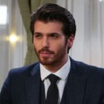 Ferit confronta Nazli em cena de tensão da novela Dolunay, disponível no Globoplay.