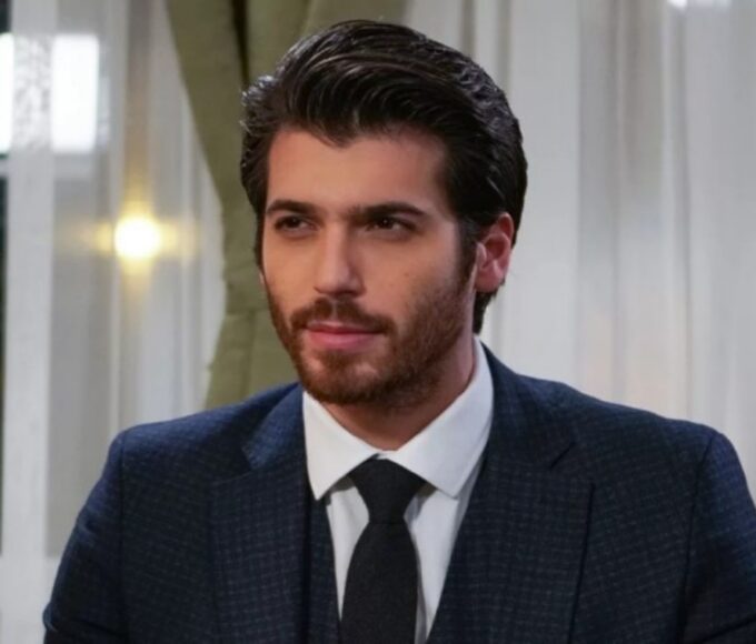 Ferit confronta Nazli em cena de tensão da novela Dolunay, disponível no Globoplay.