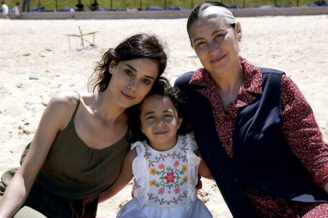 Cena final da novela turca Mãe, da RECORD TV, mostrará Zeynep e Turna abraçadas à beira-mar, celebrando o tão esperado final feliz.