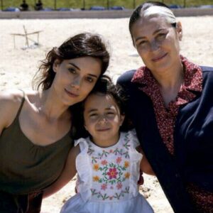 Cena final da novela turca Mãe, da RECORD TV, mostrará Zeynep e Turna abraçadas à beira-mar, celebrando o tão esperado final feliz.