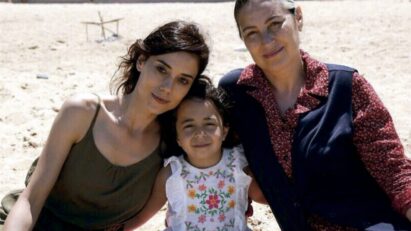 Cena final da novela turca Mãe, da RECORD TV, mostrará Zeynep e Turna abraçadas à beira-mar, celebrando o tão esperado final feliz.