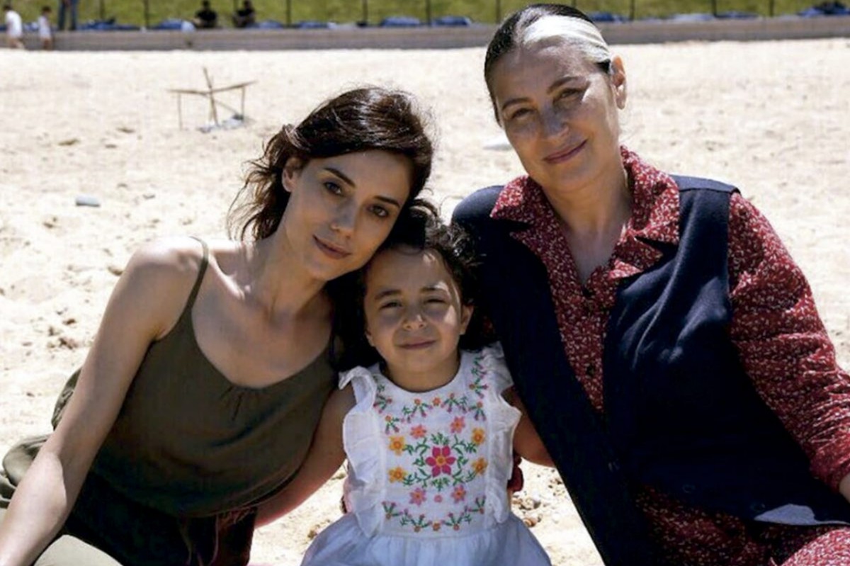 Cena final da novela turca Mãe, da RECORD TV, mostrará Zeynep e Turna abraçadas à beira-mar, celebrando o tão esperado final feliz.