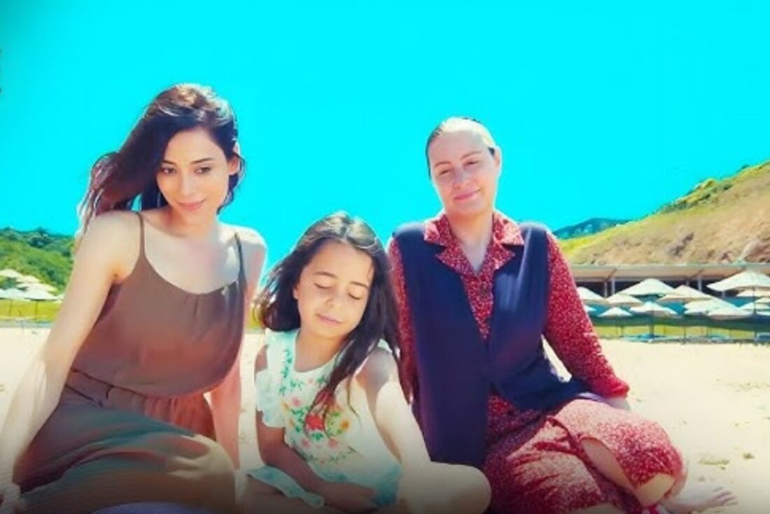 Zeynep abraça Melek emocionada no final da série turca Mãe.