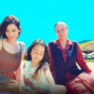 Zeynep abraça Melek emocionada no final da série turca Mãe.