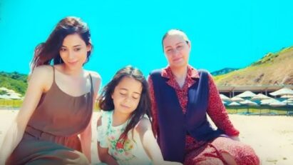 Zeynep abraça Melek emocionada no final da série turca Mãe.