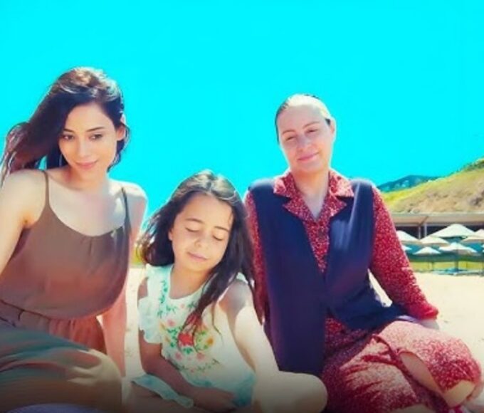 Zeynep abraça Melek emocionada no final da série turca Mãe.