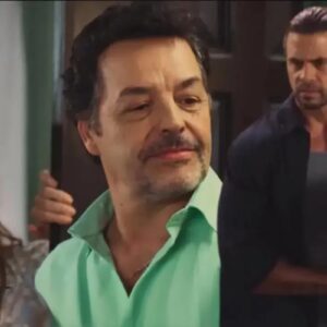 Gabriel com expressão de choque enquanto Vitor revela segredo sobre seu filho em cena de Amar, novela do SBT.”