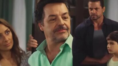 Gabriel com expressão de choque enquanto Vitor revela segredo sobre seu filho em cena de Amar, novela do SBT.”
