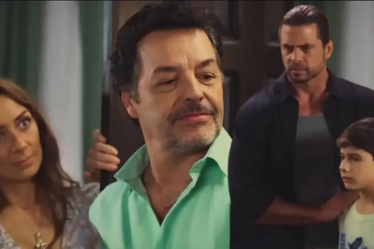Gabriel com expressão de choque enquanto Vitor revela segredo sobre seu filho em cena de Amar, novela do SBT.”