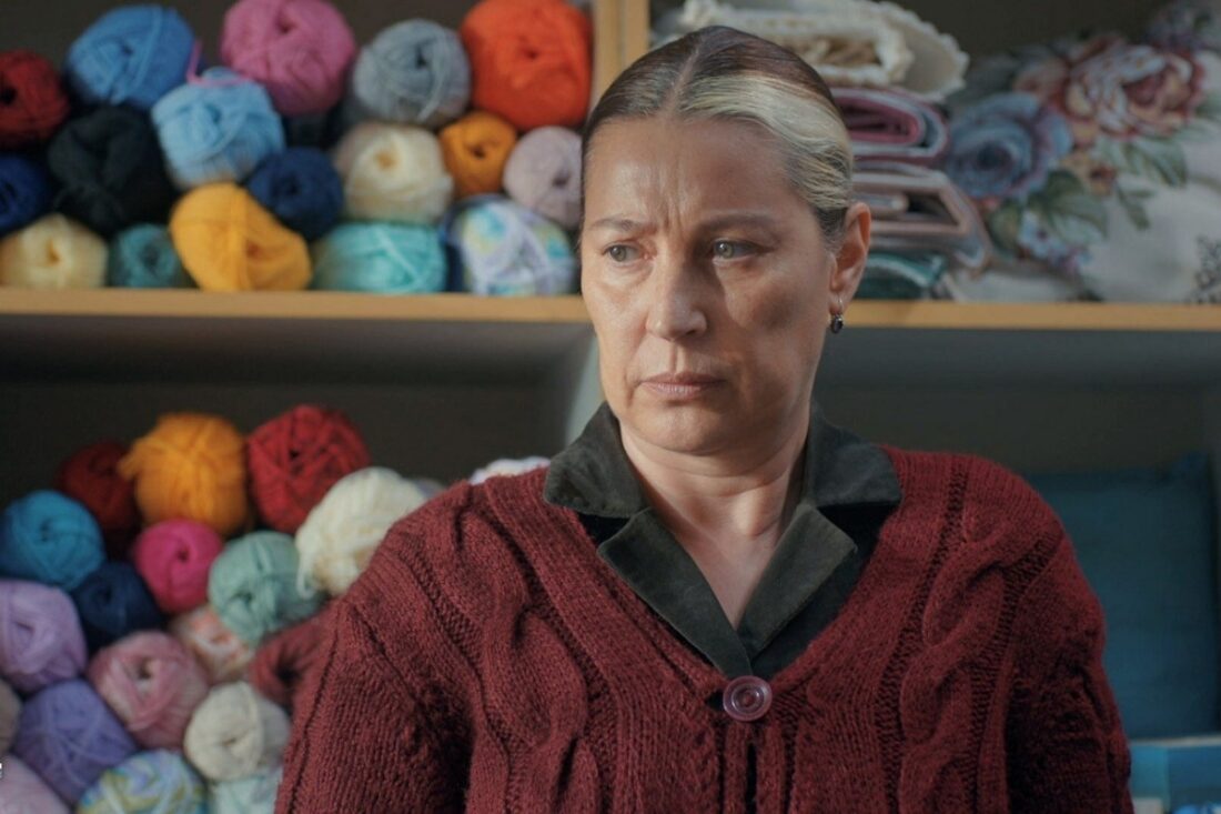 Vahide Perçin como Gönül Aslan na novela Mãe da RECORD, em cena cheia de emoção e mistério”