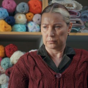 Vahide Perçin como Gönül Aslan na novela Mãe da RECORD, em cena cheia de emoção e mistério”