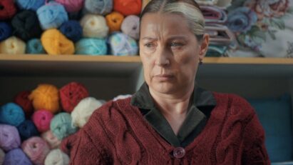 Vahide Perçin como Gönül Aslan na novela Mãe da RECORD, em cena cheia de emoção e mistério”