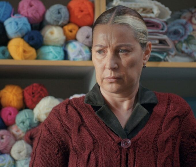 Vahide Perçin como Gönül Aslan na novela Mãe da RECORD, em cena cheia de emoção e mistério”