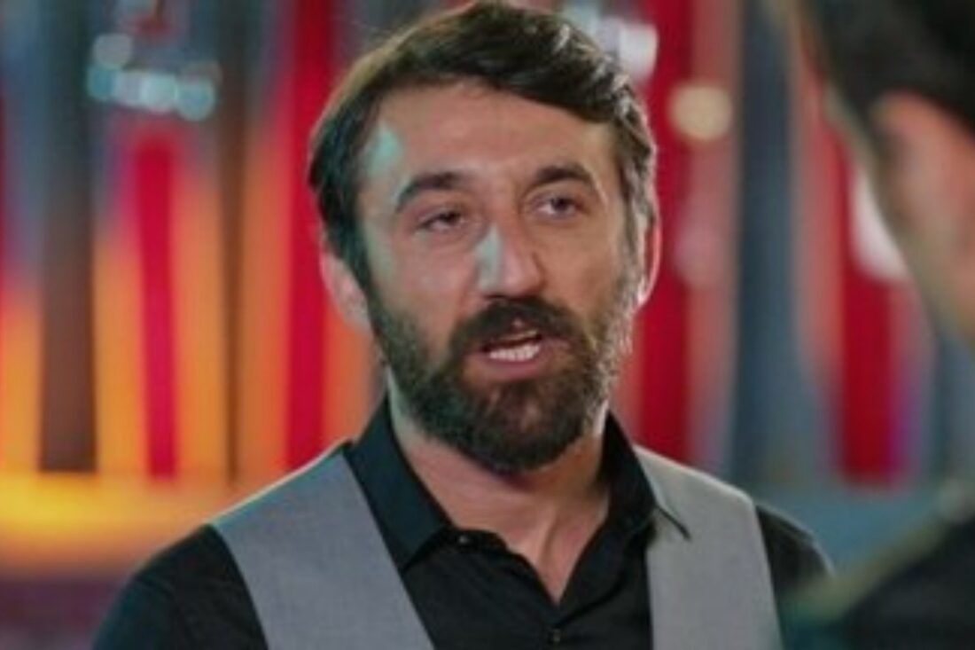 Hakan e Deniz em conversa tensa durante investigação na novela Dolunay.