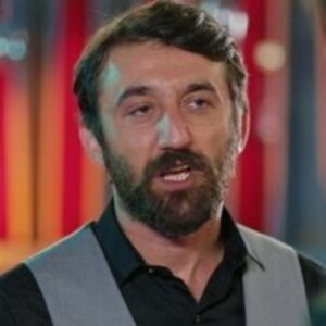 Hakan e Deniz em conversa tensa durante investigação na novela Dolunay.