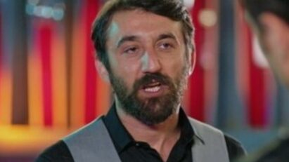 Hakan e Deniz em conversa tensa durante investigação na novela Dolunay.