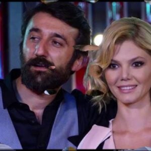 Hakan enfrenta Demet em cena tensa da novela turca Dolunay na Globoplay.