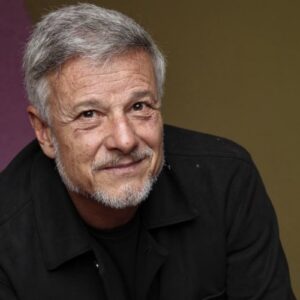 Jaques sorri de forma dissimulada em cena de Dona de Mim, revelando seu plano contra Filipa e Sofia na novela das sete da Globo.