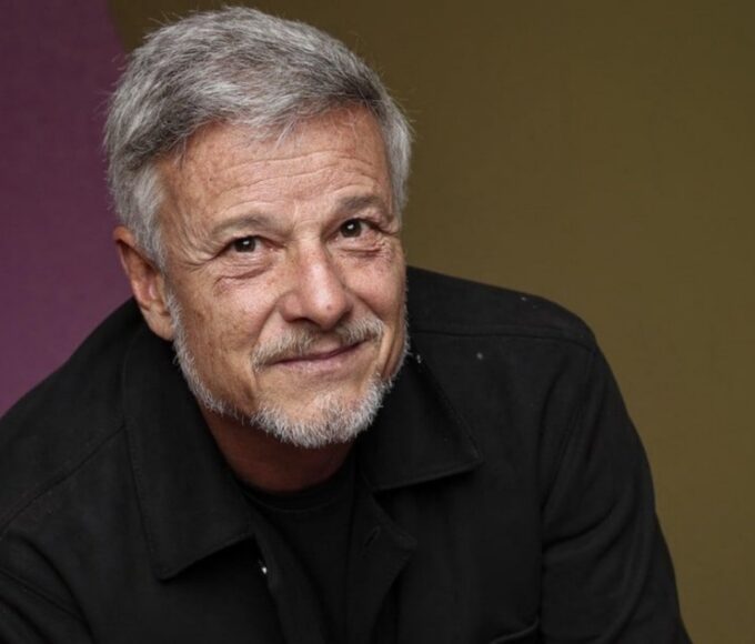 Jaques sorri de forma dissimulada em cena de Dona de Mim, revelando seu plano contra Filipa e Sofia na novela das sete da Globo.