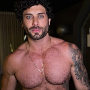 Jesus Luz posa para ensaio fotográfico profissional em estúdio.