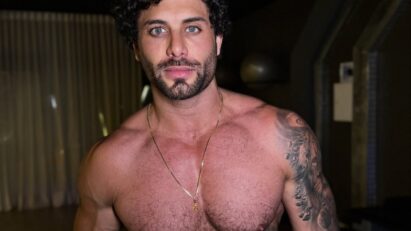 Jesus Luz posa para ensaio fotográfico profissional em estúdio.