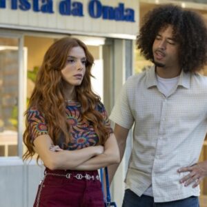 Ryan (L7nnon) e Kami (Giovanna Lancellotti) trocam olhares em cena emocionante de Dona de Mim, novela das sete da Globo.