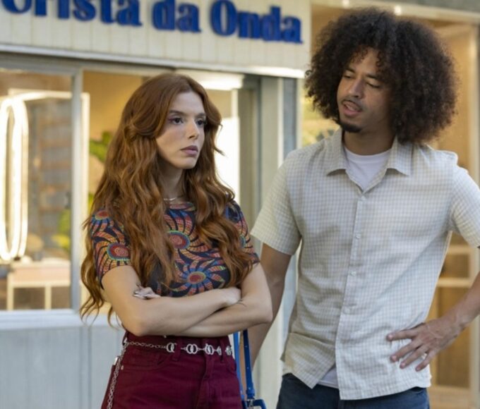 Ryan (L7nnon) e Kami (Giovanna Lancellotti) trocam olhares em cena emocionante de Dona de Mim, novela das sete da Globo.