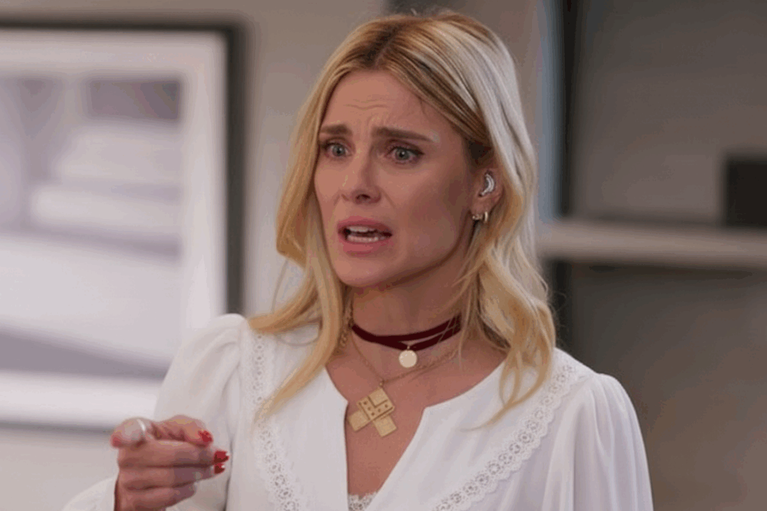 Leila (Carolina Dieckmann) desesperada após o assassinato de Odete Roitman em Vale Tudo.