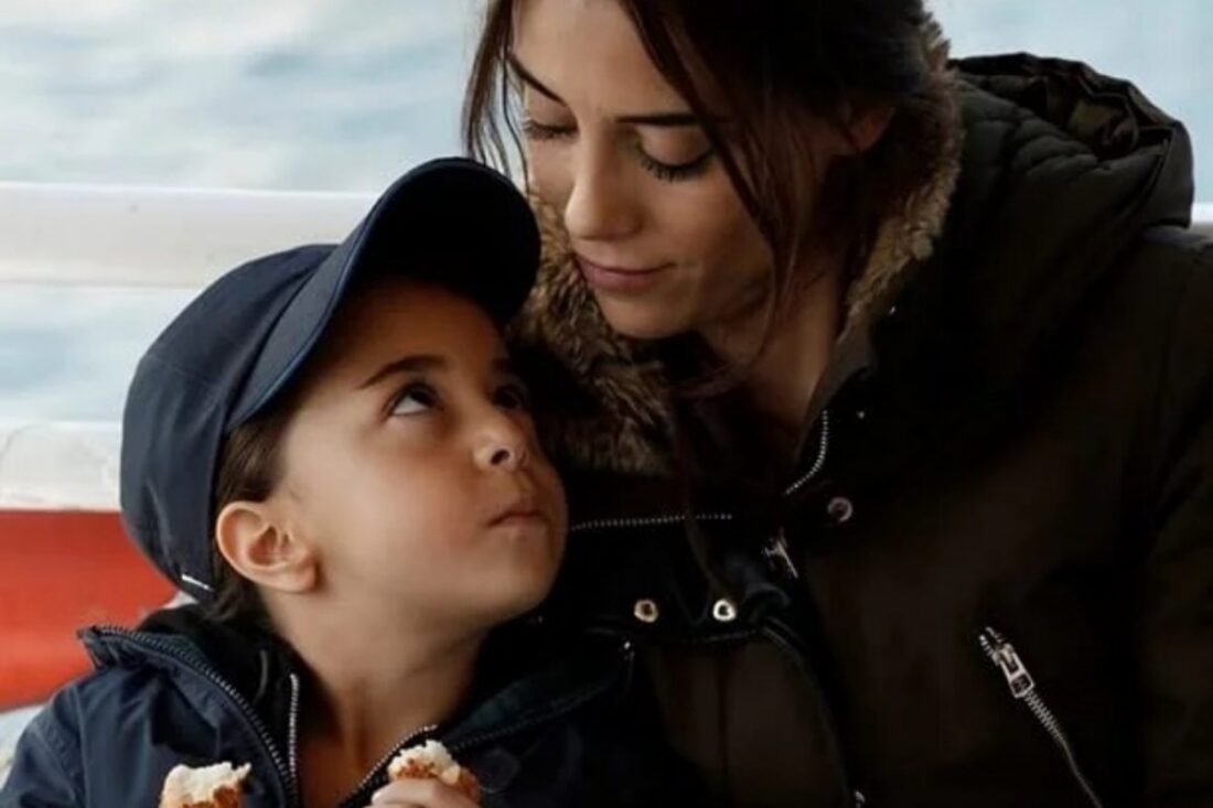 “Mãe”, exibida pela Record TV, em cena emocionante de reencontro entre mãe e filha.