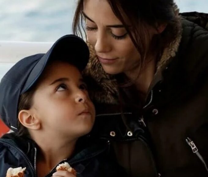 “Mãe”, exibida pela Record TV, em cena emocionante de reencontro entre mãe e filha.